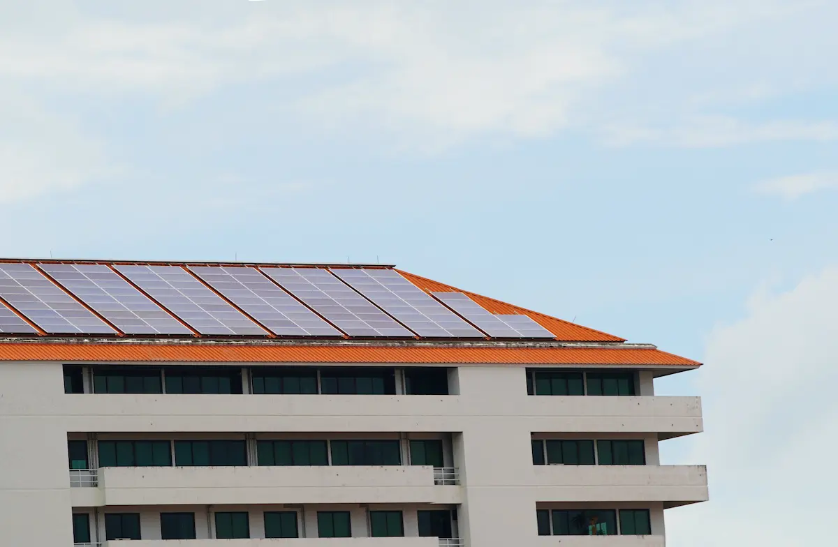 como poner placas solares en tu edificio solar panels can be installed in an apartment