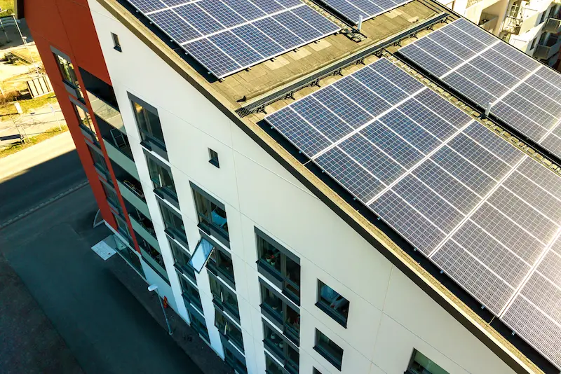 se puede instalar placas solares en un piso