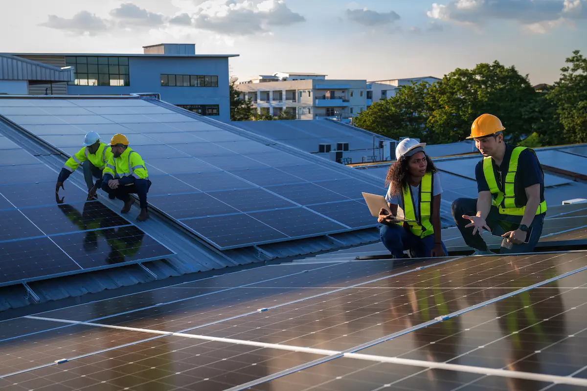 comprobando la instalacion en comunidad installation process of solar panels in a condominium community