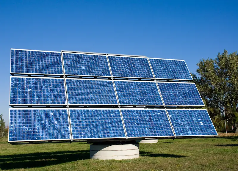 energía híbrida con placas solares