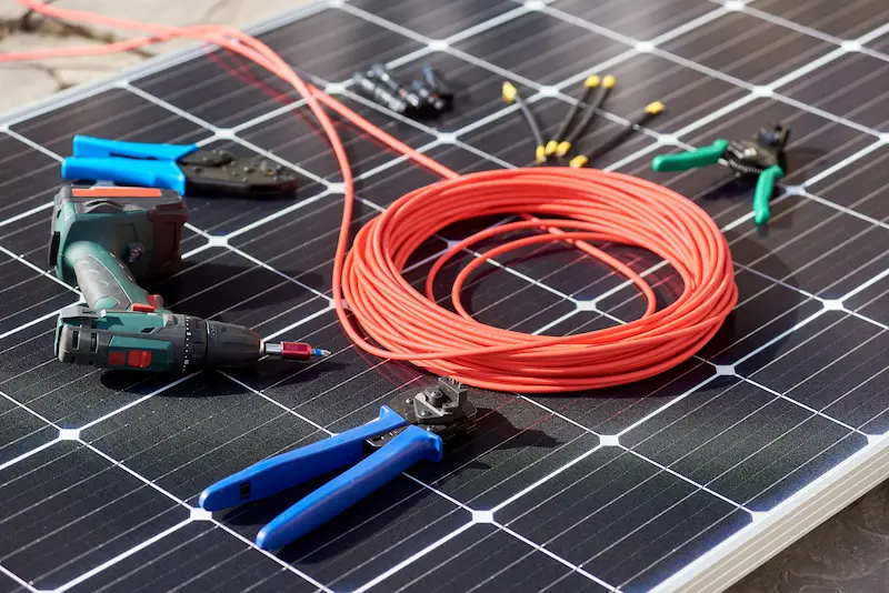 herramientas encima de panel solar casero how to make a homemade solar panel