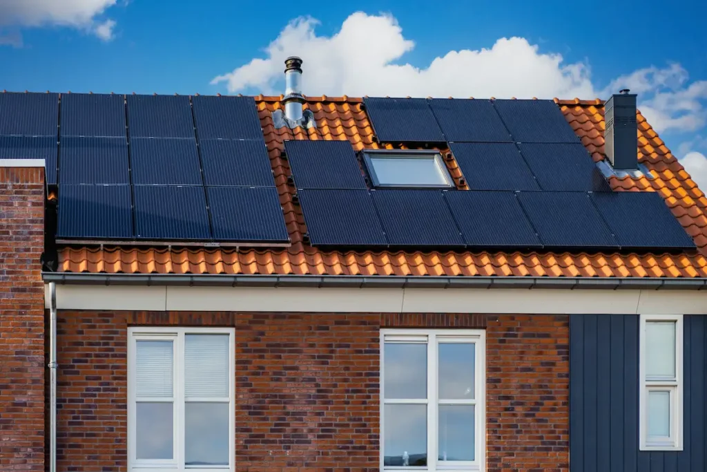 una casa nueva con placas solares cuantas placas solares necesito para 5000w
