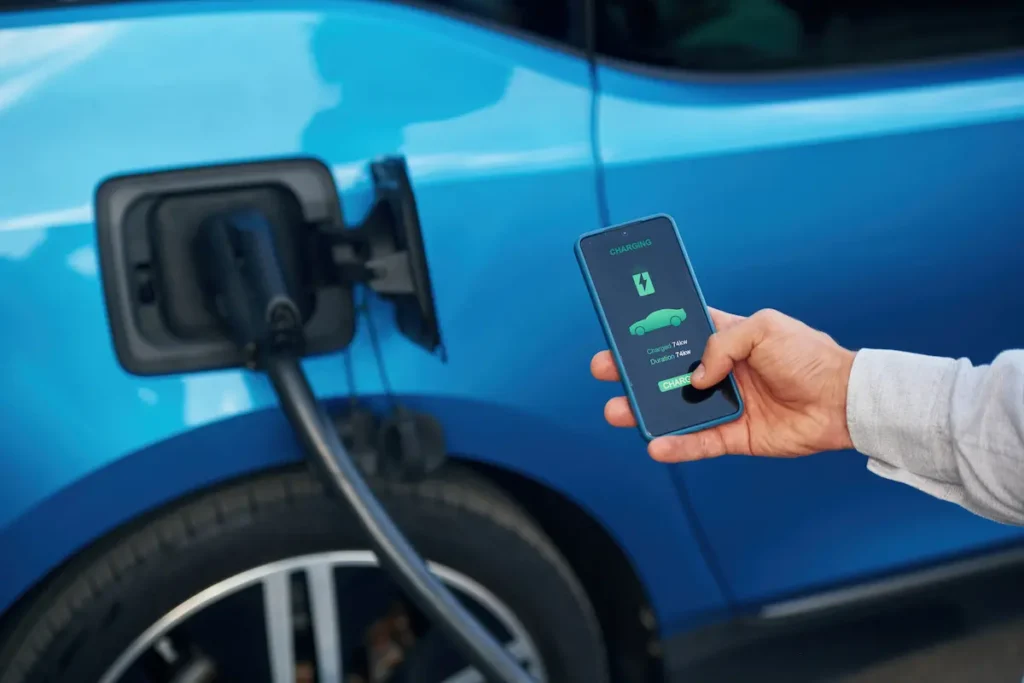 persona aplicando smart charging qué es la carga inteligente