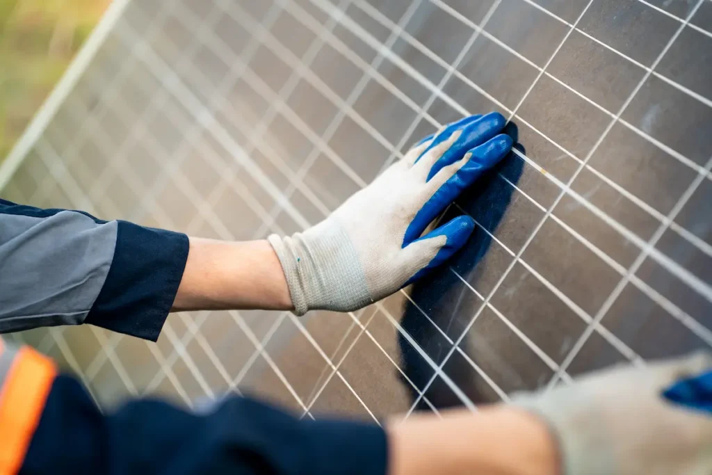 tecnico dando mantenimiento preventivo mantenimiento preventivo de paneles solares